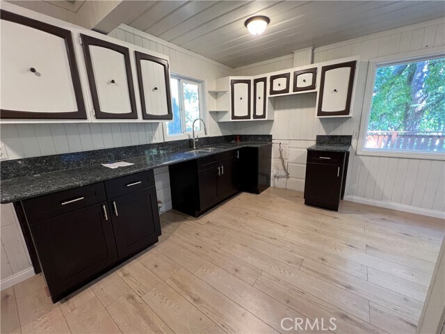 Foto del edificio - 782 N Village Ln