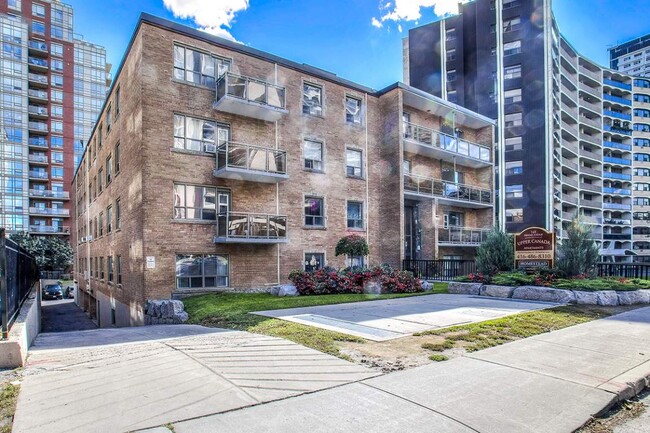 Photo du bâtiment - Upper Canada Apartments 165