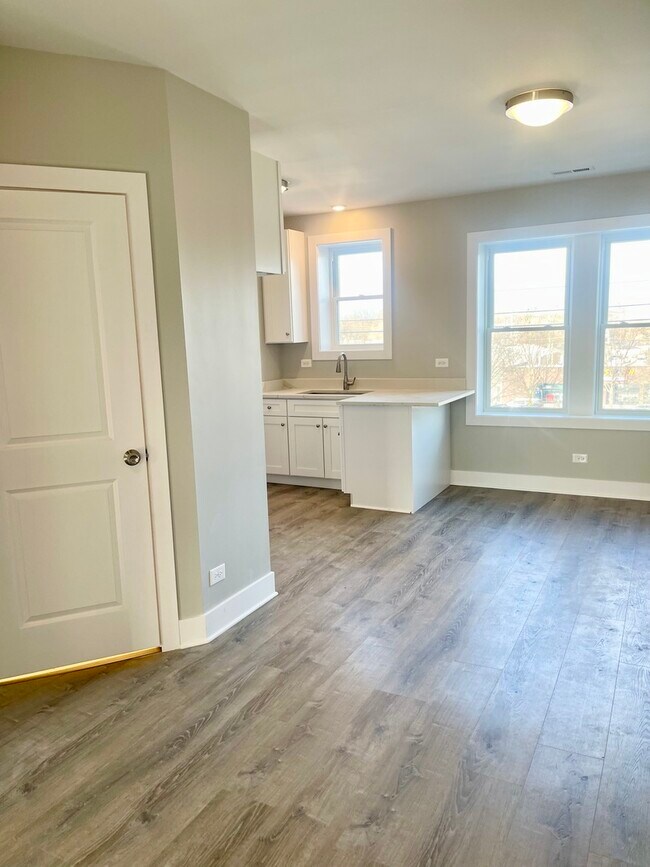 Foto del edificio - 722 N Austin Blvd