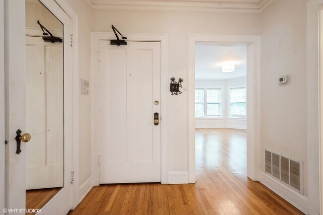 Foto del edificio - 557 Barton Ave