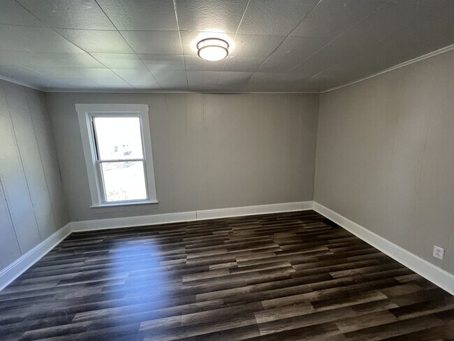 Building Photo - 212 W Poland Ave