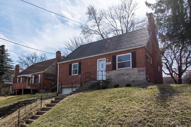 Foto del edificio - COVEDALE - 3+ bedroom brick cape cod  with one garage built in garage