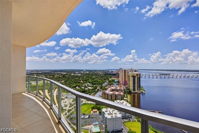 Building Photo - 3000 Oasis Grand Blvd