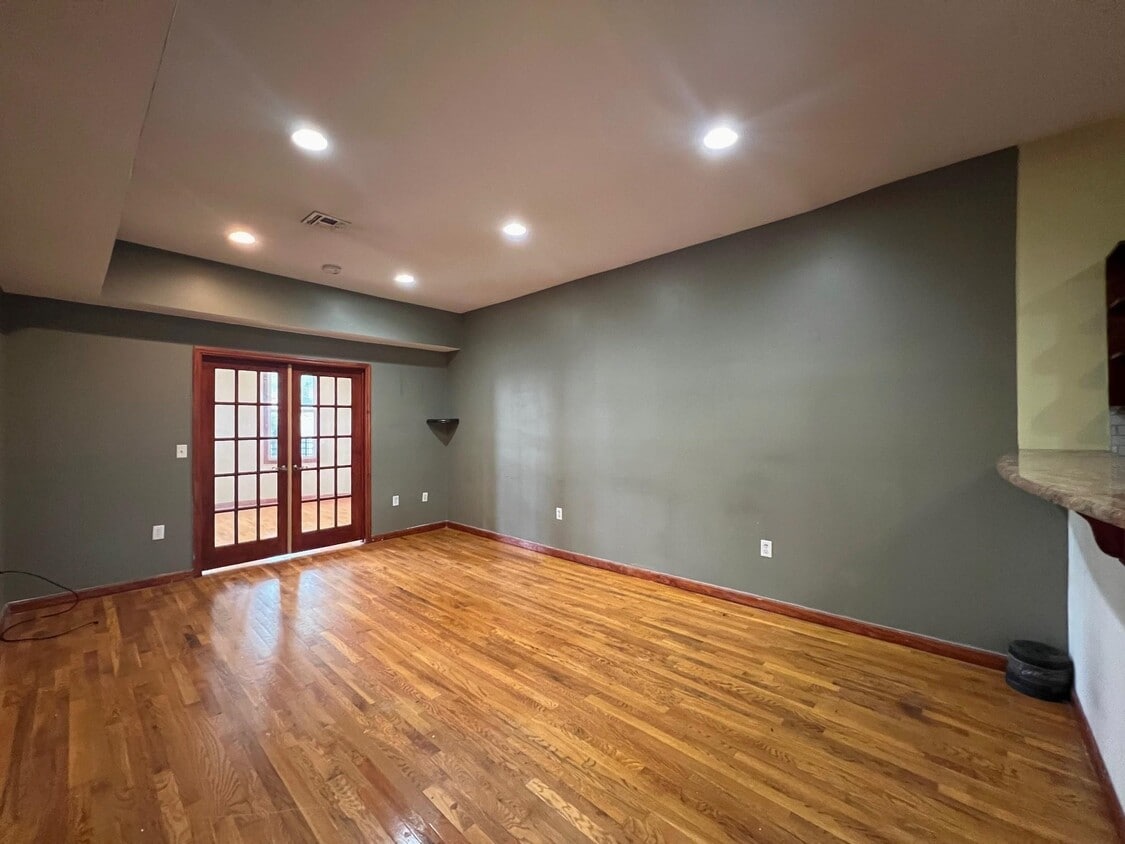 Foto principal - 243 Pearsall Ave