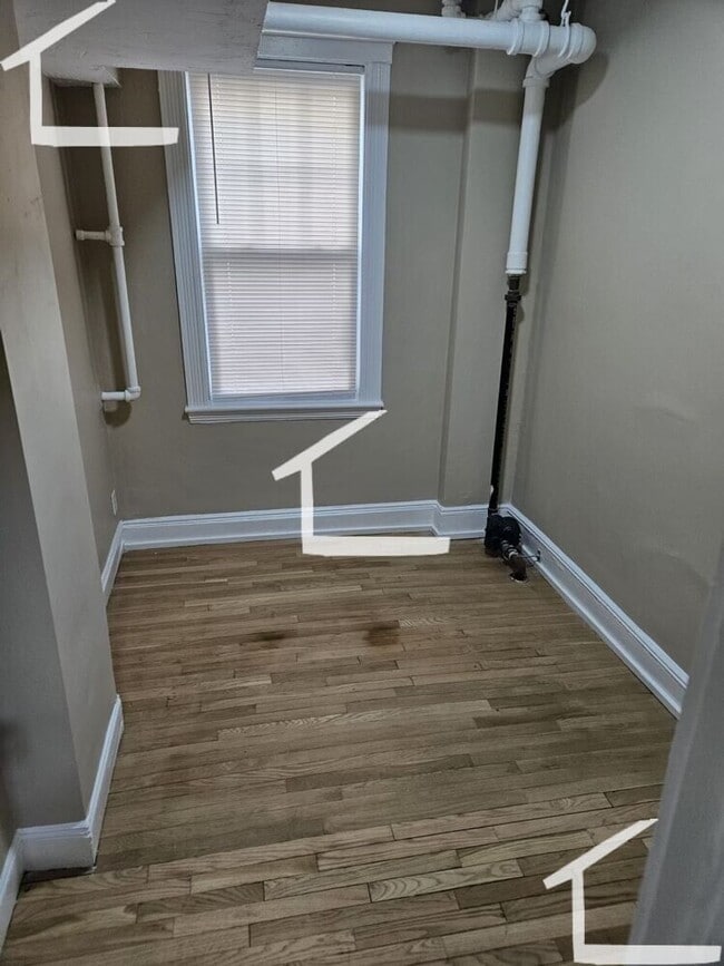 Building Photo - Small compact apartment in Brighton