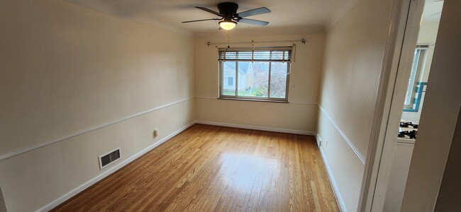 Building Photo - 1106 Covedale Ave