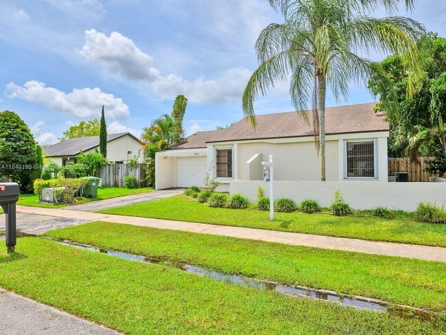 Building Photo - 16742 Royal Poinciana Dr