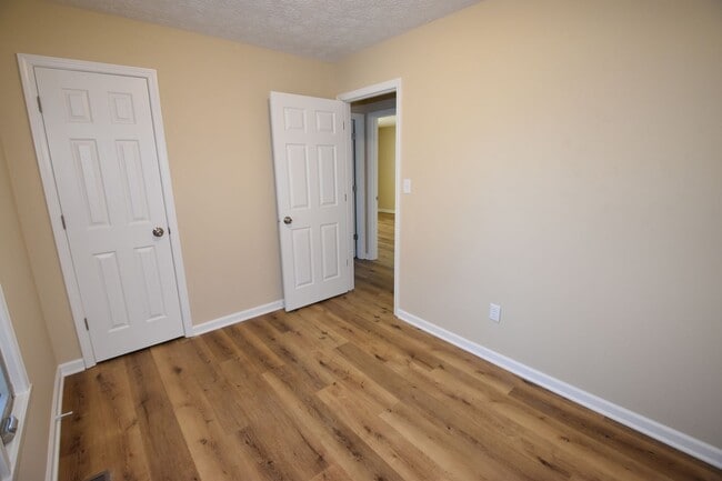 Building Photo - 3 Bedroom, 2 Full Bath Home with Large Det...