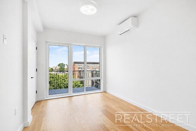 Foto del edificio - Rogers Avenue