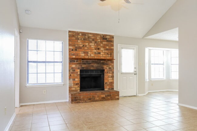 Building Photo - 1401 Lincolnshire Way
