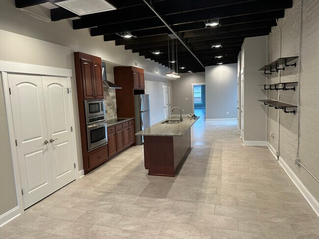 Building Photo - 104 S 4th St