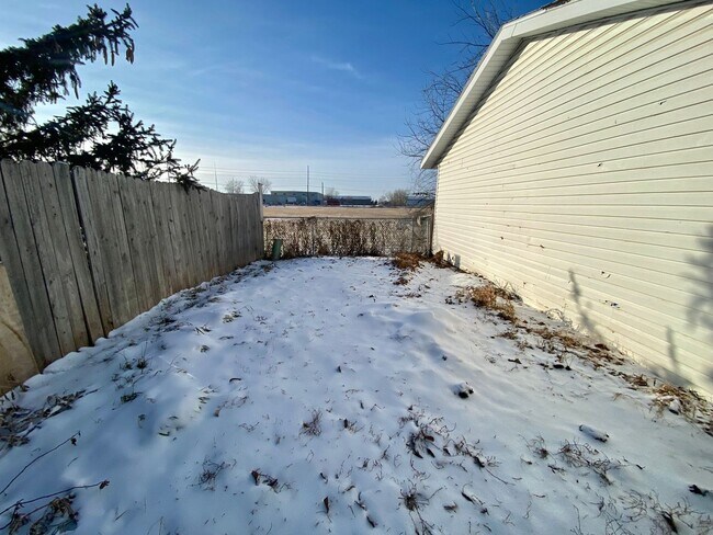Building Photo - 3 Bedroom Duplex!