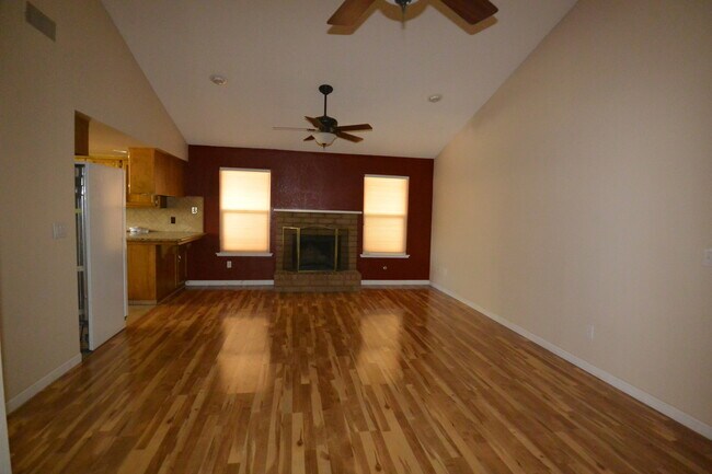 Foto del edificio - SW 3 Bedroom 2 Bath home with Pool. Yard Care Included.