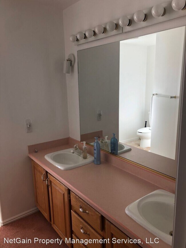 Foto del edificio - 3 br, 3 bath House - 646 W Greens Lake Dr