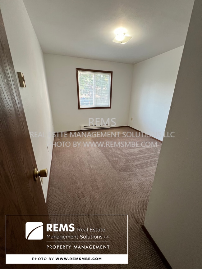 Building Photo - 544 E Slifer St