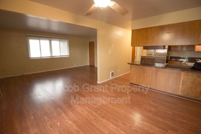 Foto del edificio - 220 N Fanning Ave