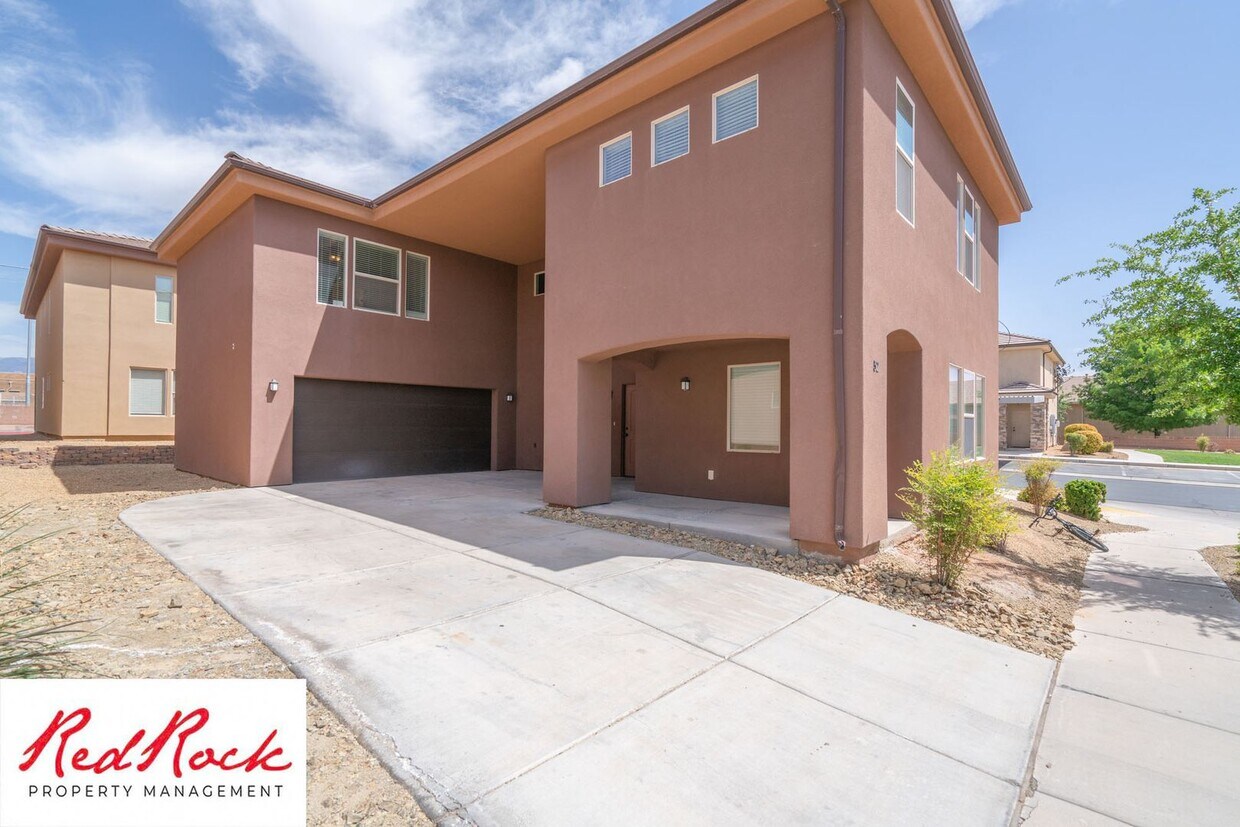 Foto principal - DOG-FRIENDLY 4 Bedroom Townhome with INTER...