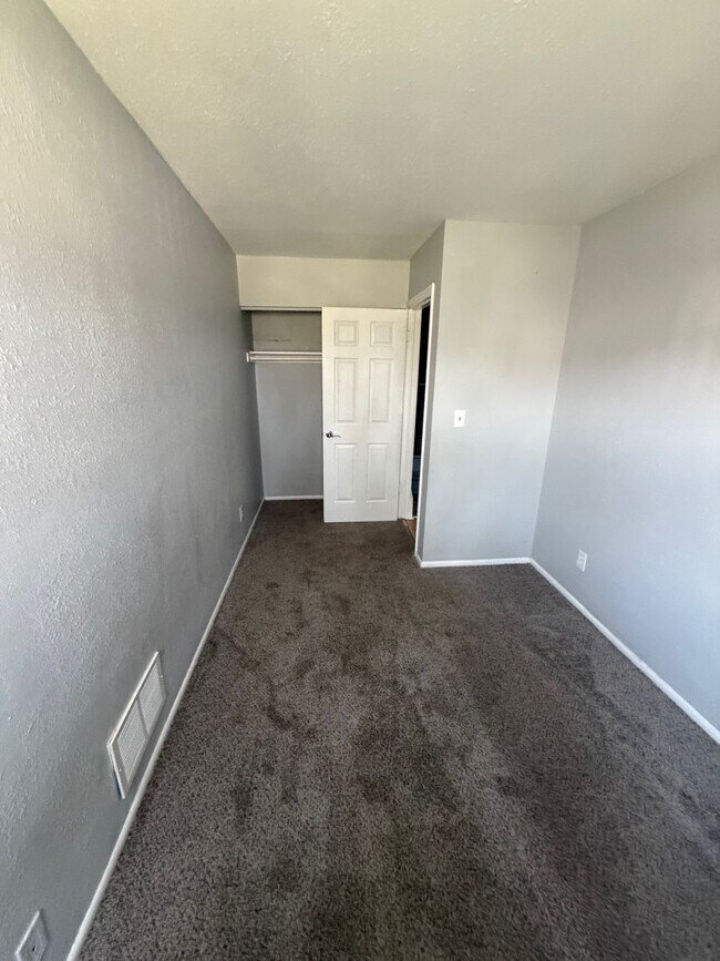 Foto del edificio - 8865 N Swan Rd