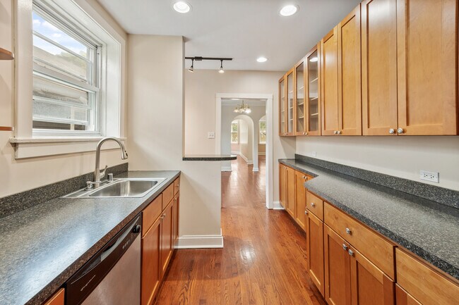 Foto del edificio - 3332 N Claremont Ave
