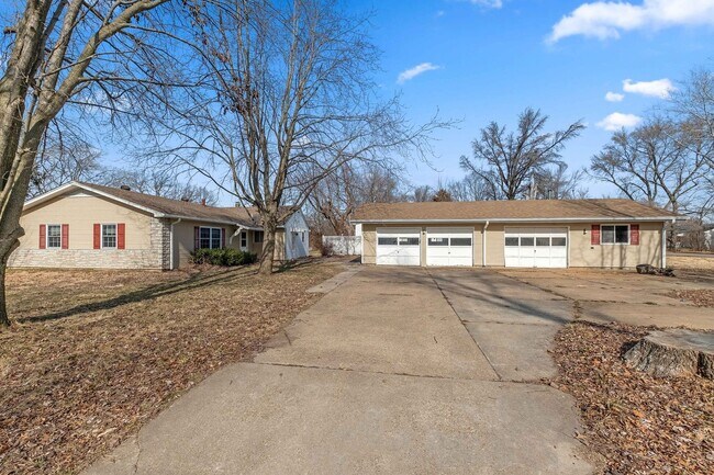Building Photo - 4 bedroom Single Family Home with 3 Car Ga...