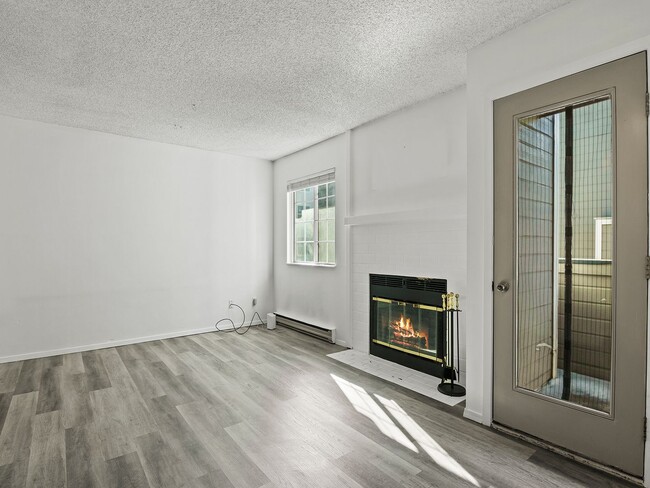 Foto del edificio - Cozy 2 Bed 2 Bath Condo Blocks from CSU Ca...