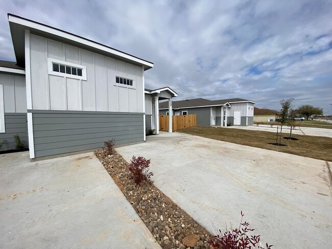 Building Photo - Beautiful Duplex in Seguin!