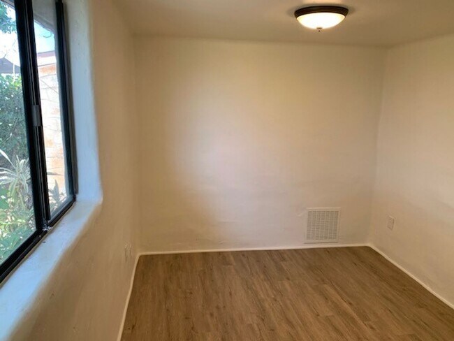 Building Photo - Beautiful Home With Lots Of Land In The He...