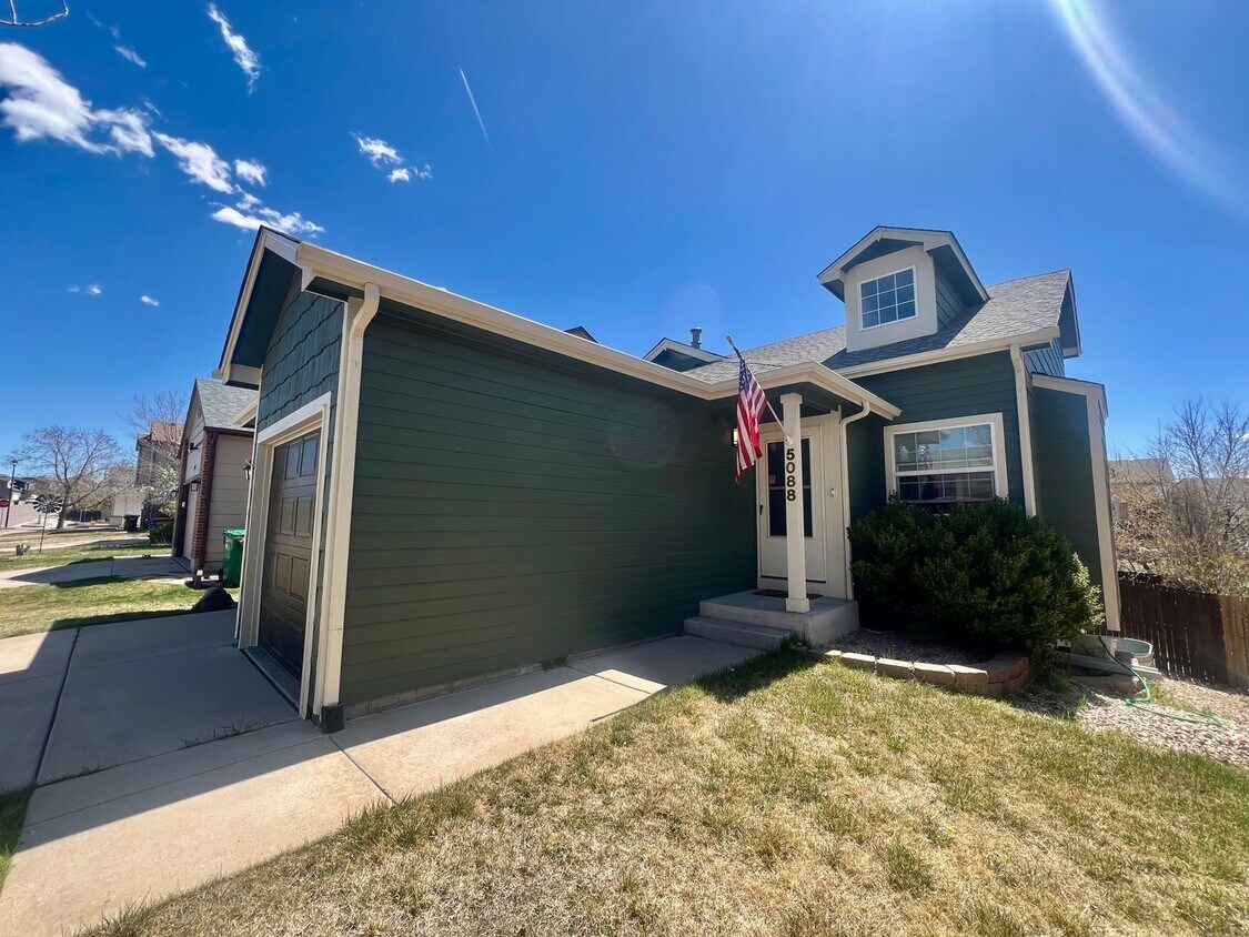 Primary Photo - Gorgeous 4 Bedroom Home in Wagon Trails Ne...