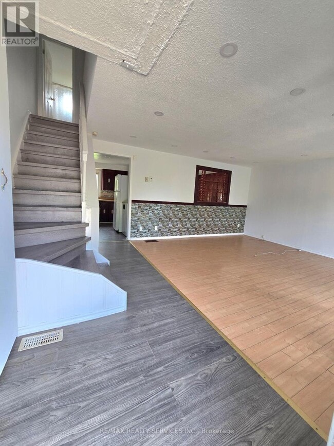 Building Photo - 441 Parkview Crescent