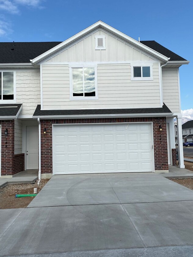 Primary Photo - Beautiful 3 Bed, 2.5 Town Home! Available ...