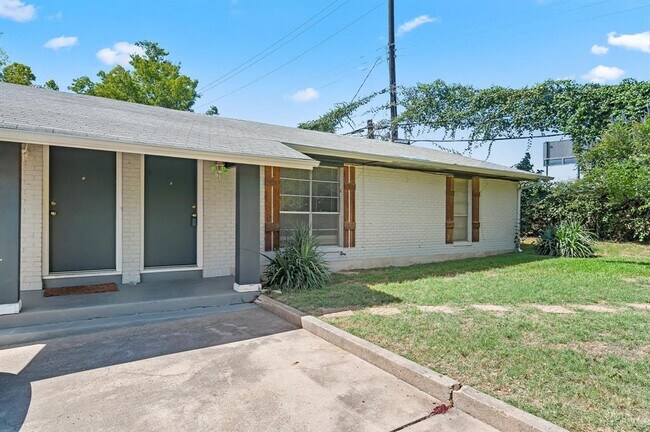 Building Photo - 2712 St Edwards Cir