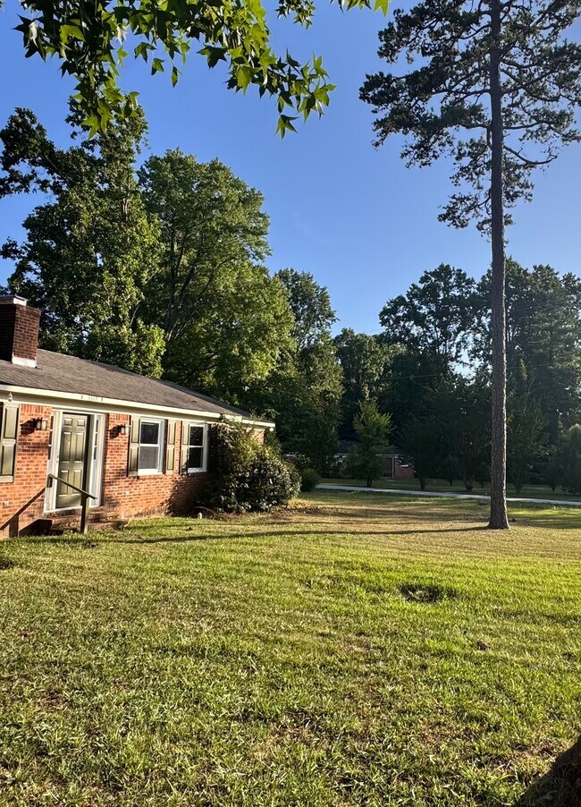 Foto del edificio - 3327 Robinhood Dr
