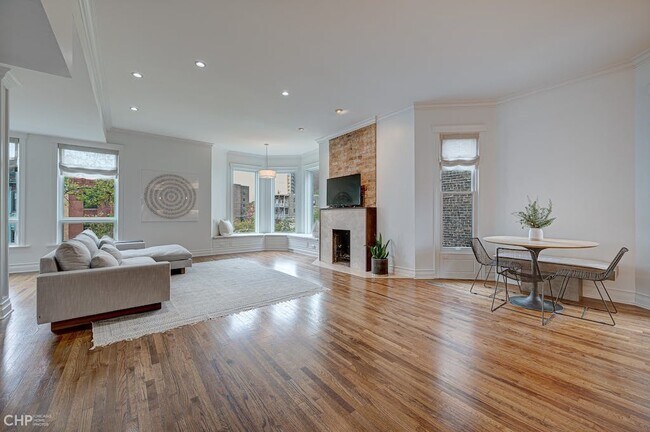 Building Photo - 351 W Dickens Ave