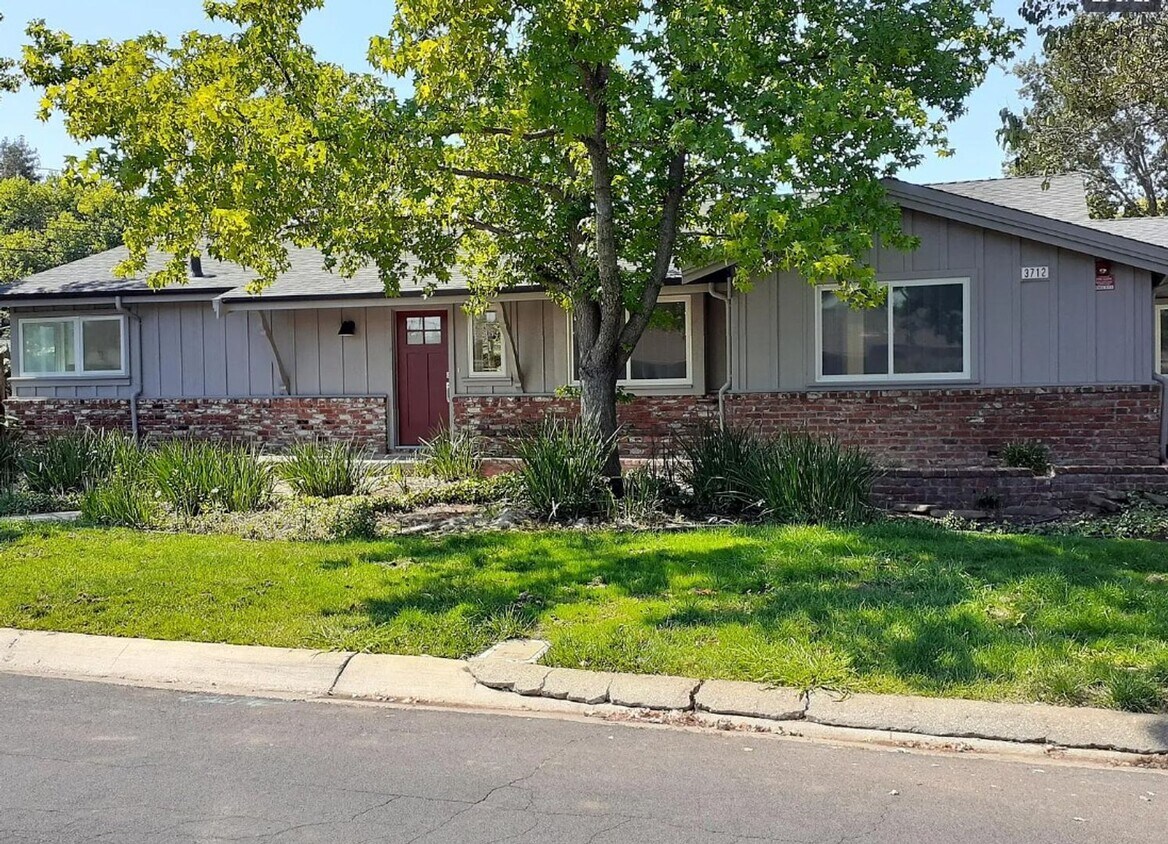 Foto principal - Newly Remodeled - 4/2 Concord Rancher - Lo...