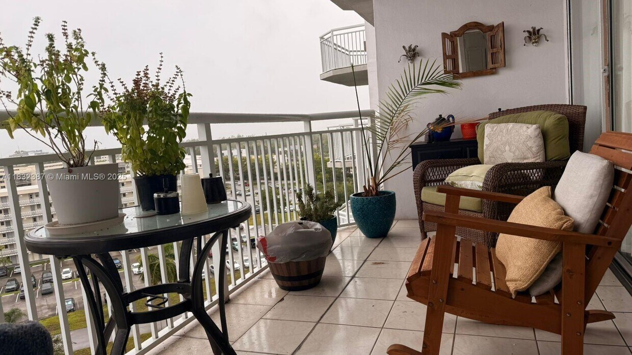 Foto principal - 18031 Biscayne Blvd