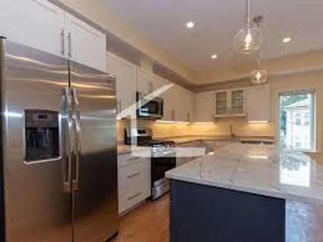 Building Photo - Beautiful Townhouse with Luxury Finishes, ...