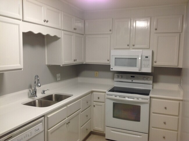 Building Photo - 400 Woodland Dr