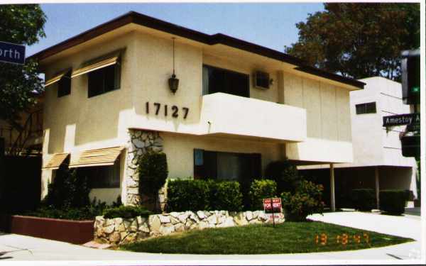 Building Photo - 17127 Chatsworth St