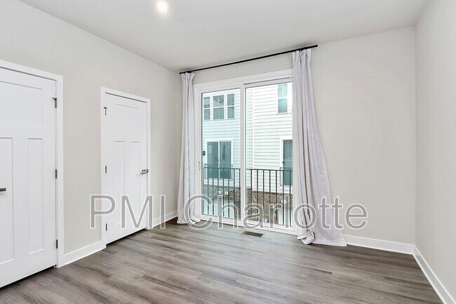 Foto del edificio - 519 Old Mill Rd