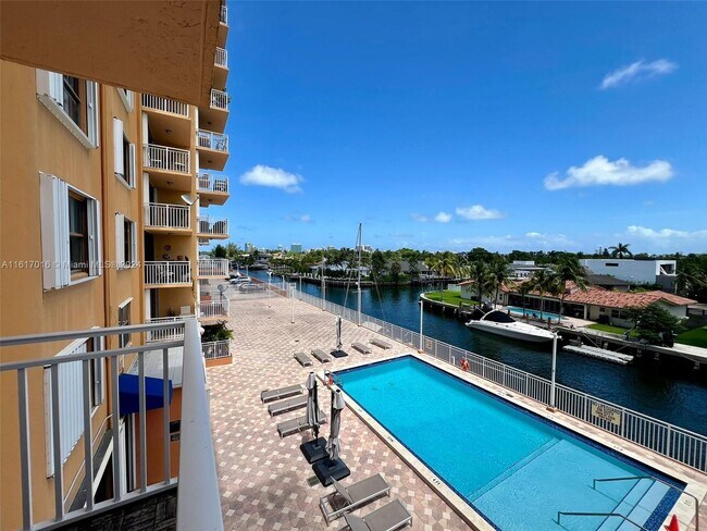 Foto del edificio - 2450 NE 135th St