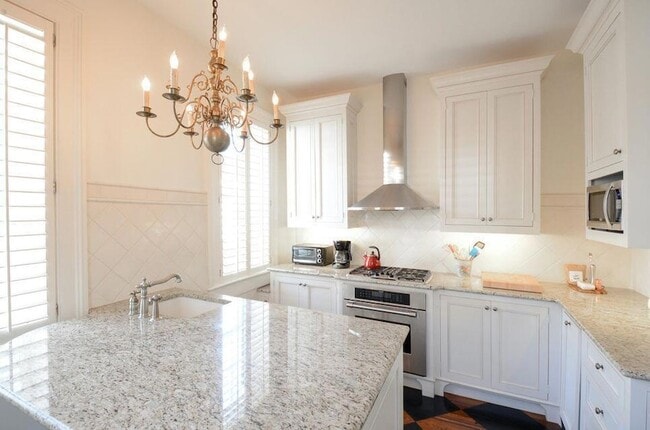 Building Photo - 61 Queen St