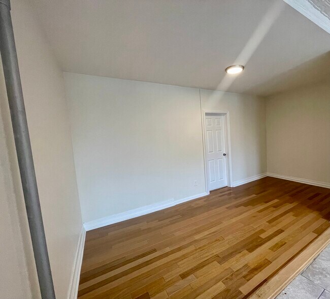 Living room - 397 Manhattan Ave