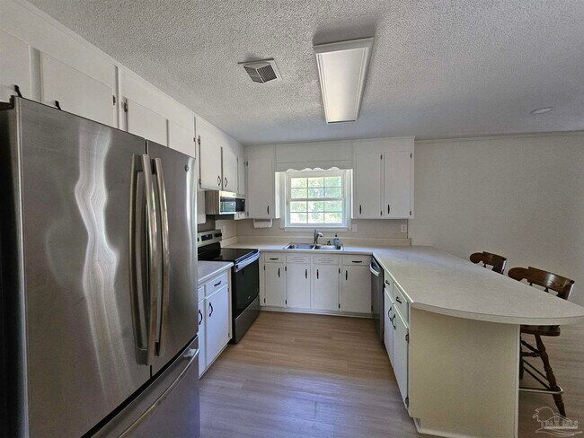 Building Photo - 6222 Vicksburg Dr