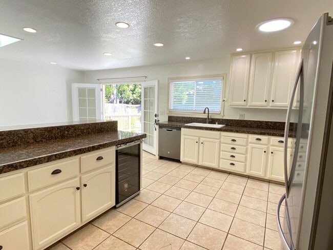 Foto del edificio - 3 Bedroom Home in East Santa Rosa