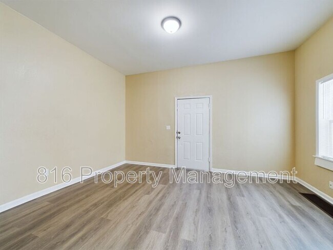 Building Photo - 211 N Crysler Ave