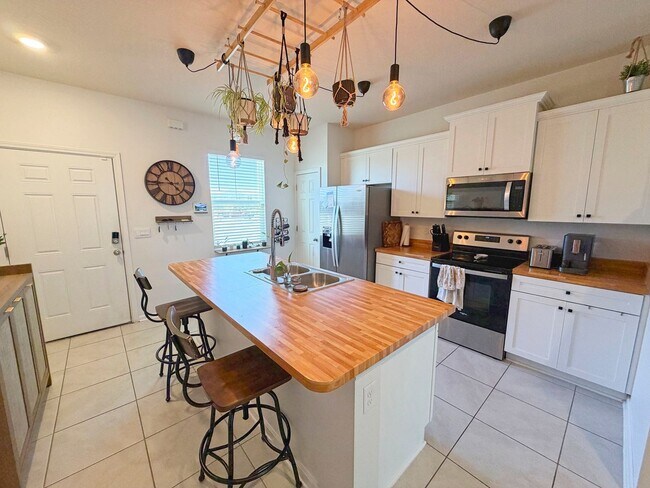 Foto del edificio - Beautiful 2-bedroom, 2.5-bath two-story townhouse located just minutes from Historic Downtown St....