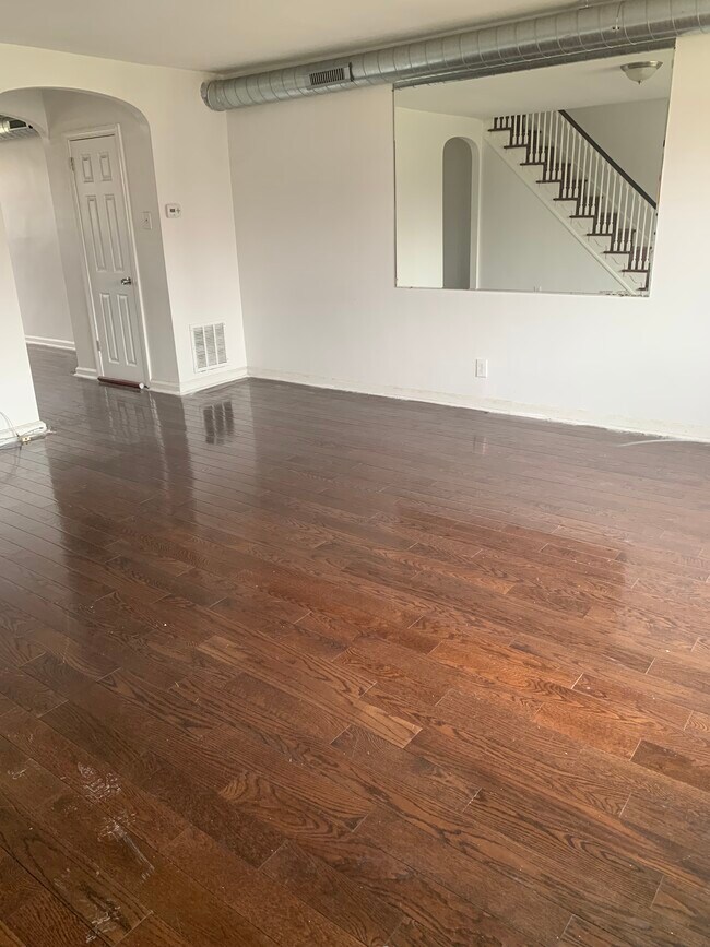 living room - 7662 Woodbine Ave