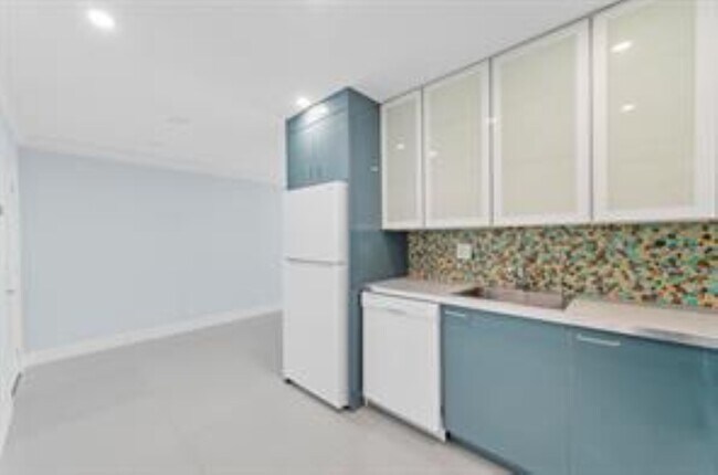 Foto del edificio - 3220 Bayview Dr