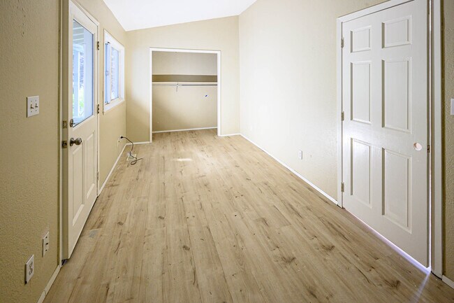 Building Photo - 9139 SW Bayview Dr