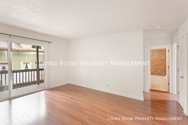 Building Photo - Top Floor Apartment With A Private Deck
